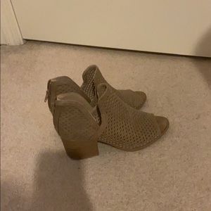 BEIGE BOOTIE / SANDALS w/ HEELS